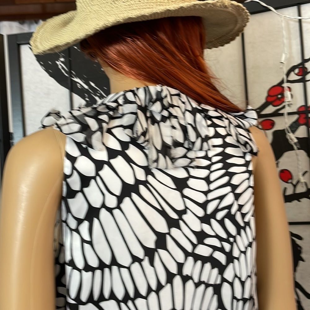 WHITE House/Black Market Size Small Flowy Sleeveless/Lined Top. In EUC. - Picture 10 of 12